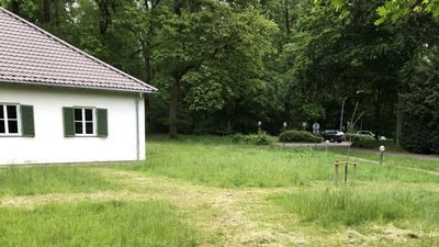 Die Mahd erfolgt gestaffelt: Beim ersten Durchgang wird ein Muster in die Wiesen gemäht. (© Thünen-Institut/Aline Brosch)